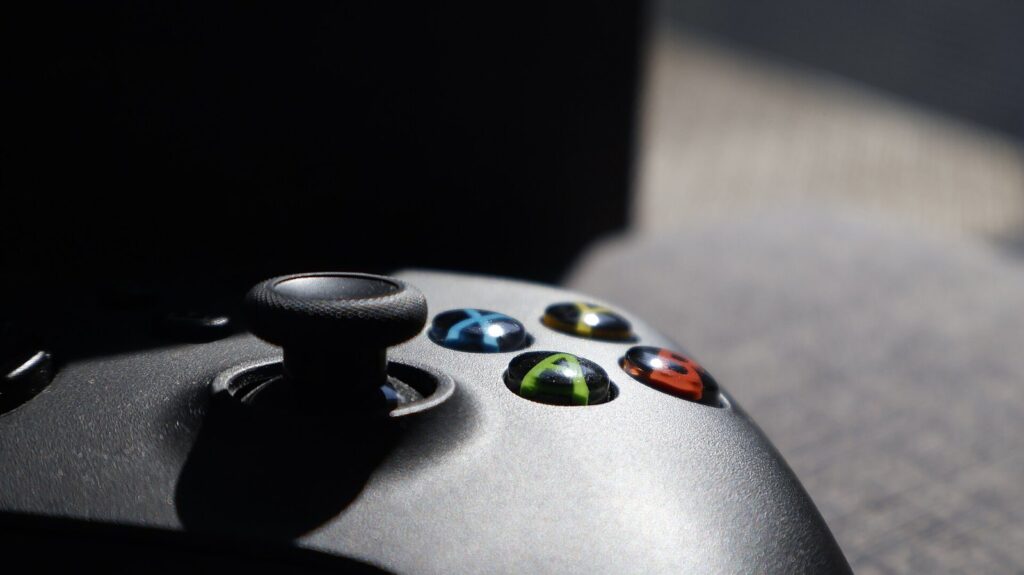 Primer plano de un mando inalámbrico de Xbox negro, con los botones de colores
