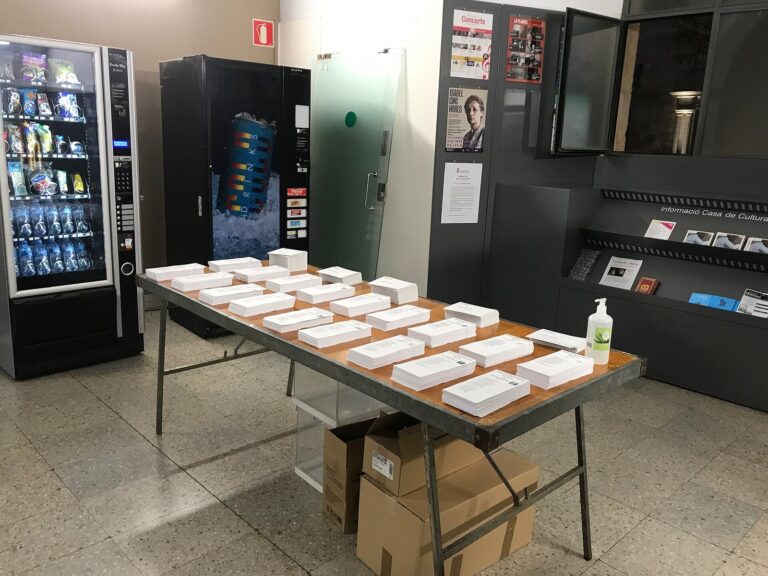 Papeletas preparadas en una mesa a la entrada de un colegio electoral, el día de la votación