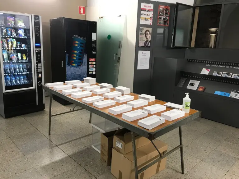 Papeletas preparadas en una mesa a la entrada de un colegio electoral, el día de la votación