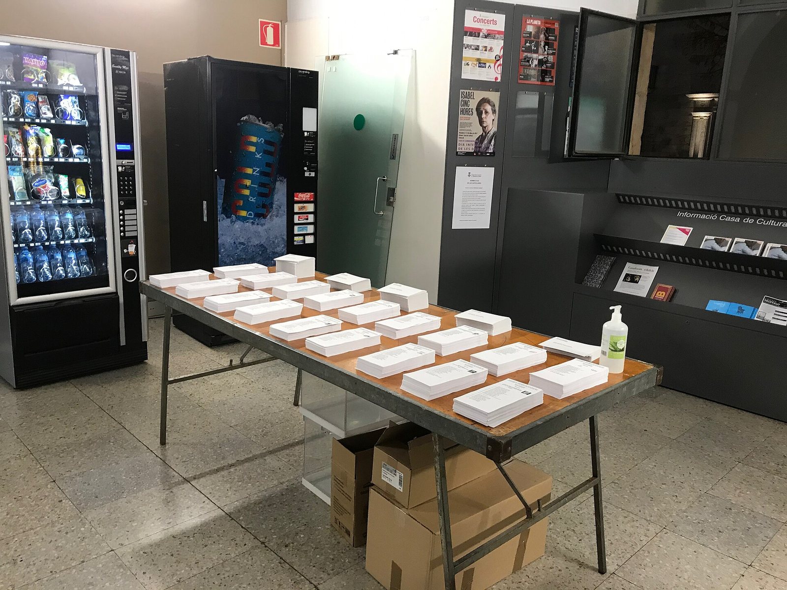 Papeletas preparadas en una mesa a la entrada de un colegio electoral, el día de la votación