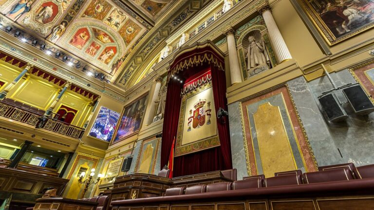 Hemiciclo del Congreso de los Diputados, con los escaños y la tribuna de la Presidencia
