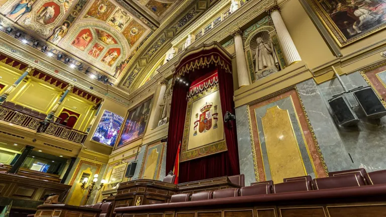 Hemiciclo del Congreso de los Diputados, con los escaños y la tribuna de la Presidencia