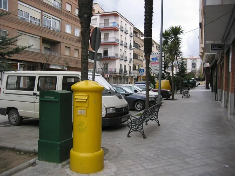 Buzón amarillo de Correos en una acera de Alcalá la Real (Jaén)