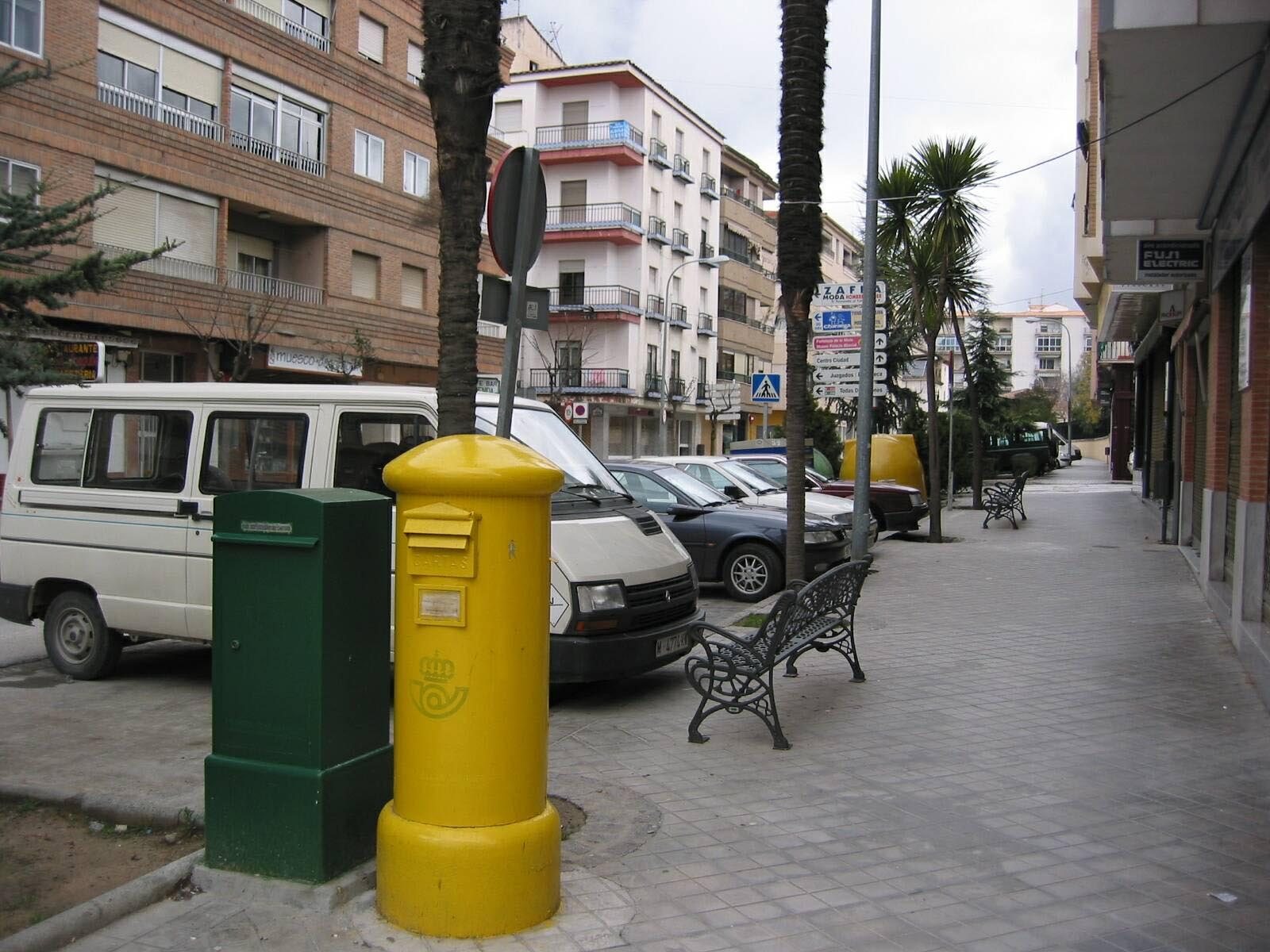 Buzón amarillo de Correos en una acera de Alcalá la Real (Jaén)