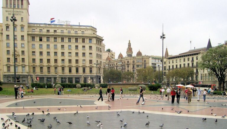 La plaza de Cataluña de Barcelona en un día normal, con los edificios que la rodean