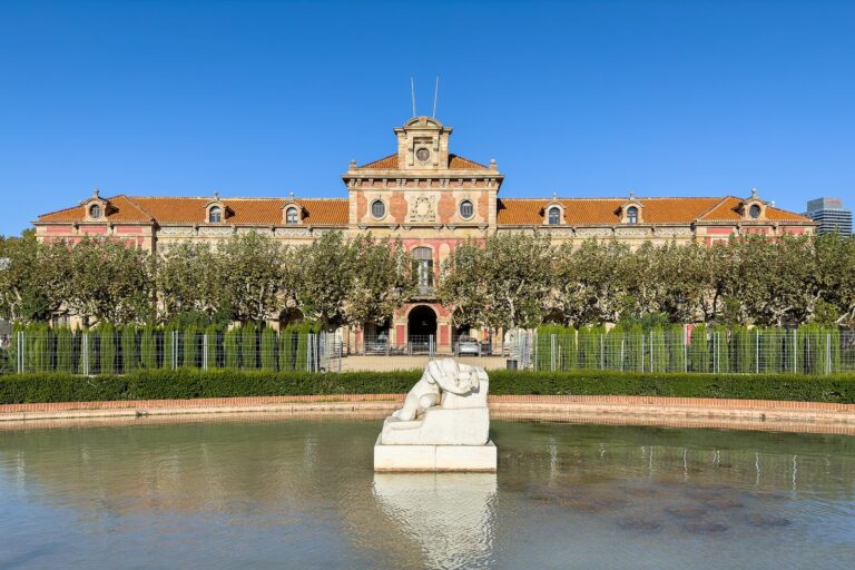 Fachada del Palau del Parlament de Catalunya, en el parque de la Ciutadella de Barcelona, con el estanque delante