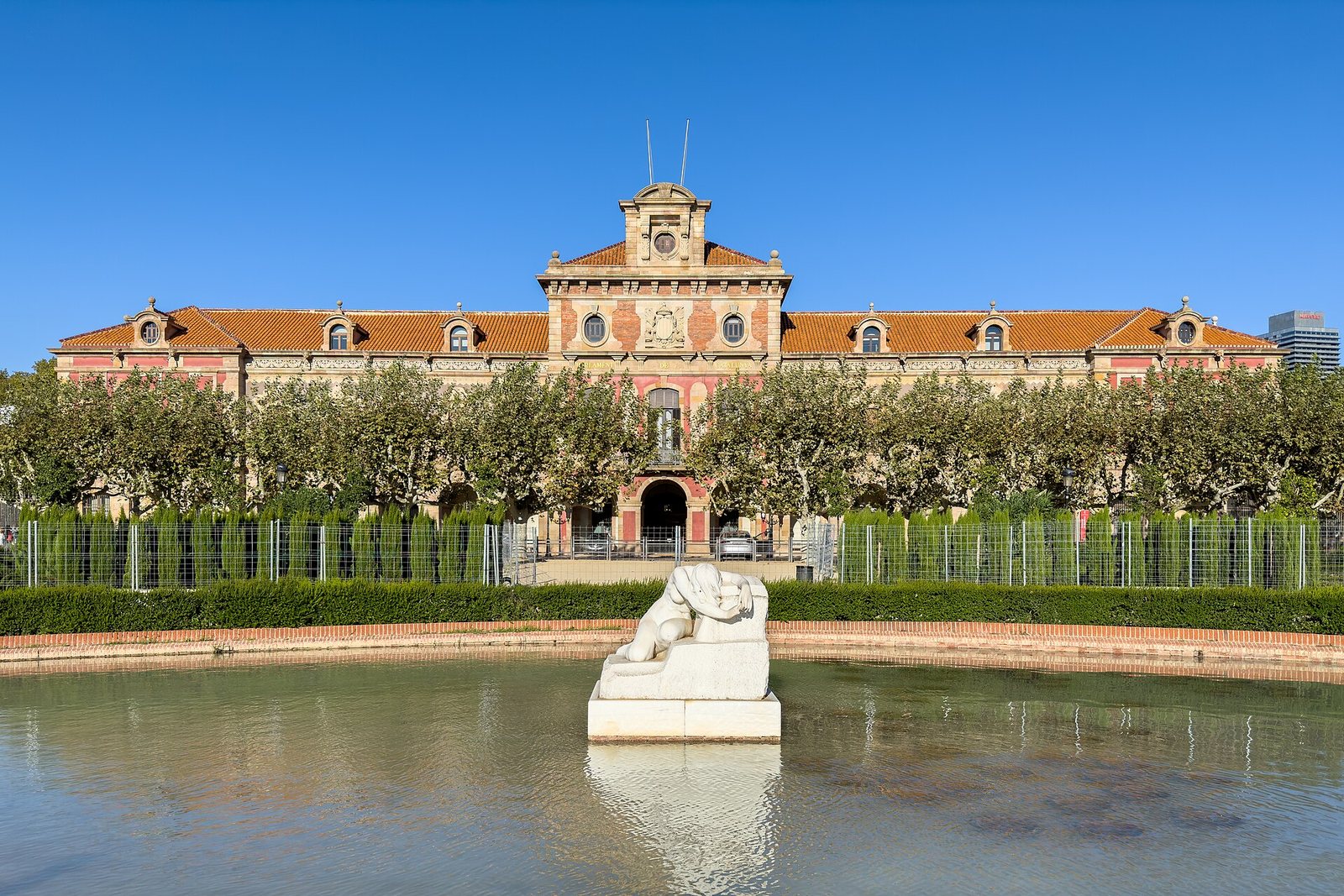 Fachada del Palau del Parlament de Catalunya, en el parque de la Ciutadella de Barcelona, con el estanque delante