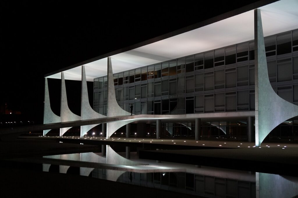 El Palácio do Planalto, sede de la Presidencia de Brasil, iluminado de noche en Brasilia
