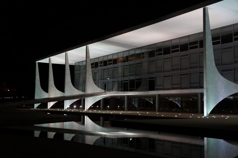El Palácio do Planalto, sede de la Presidencia de Brasil, iluminado de noche en Brasilia