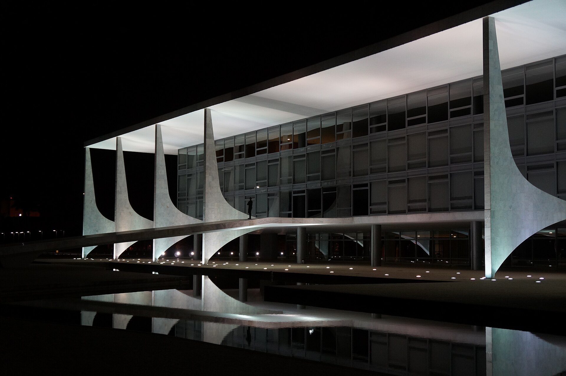 El Palácio do Planalto, sede de la Presidencia de Brasil, iluminado de noche en Brasilia