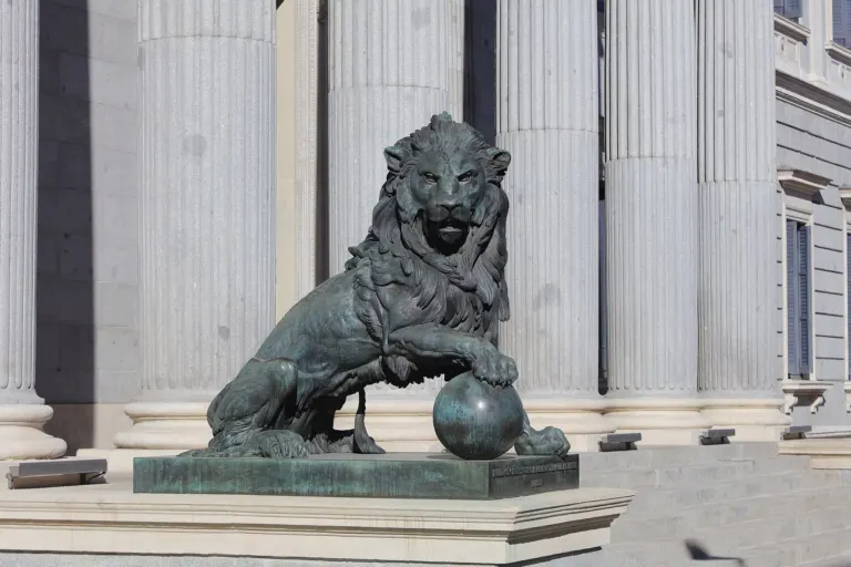 Uno de los leones de bronce de la entrada del Congreso de los Diputados, en Madrid