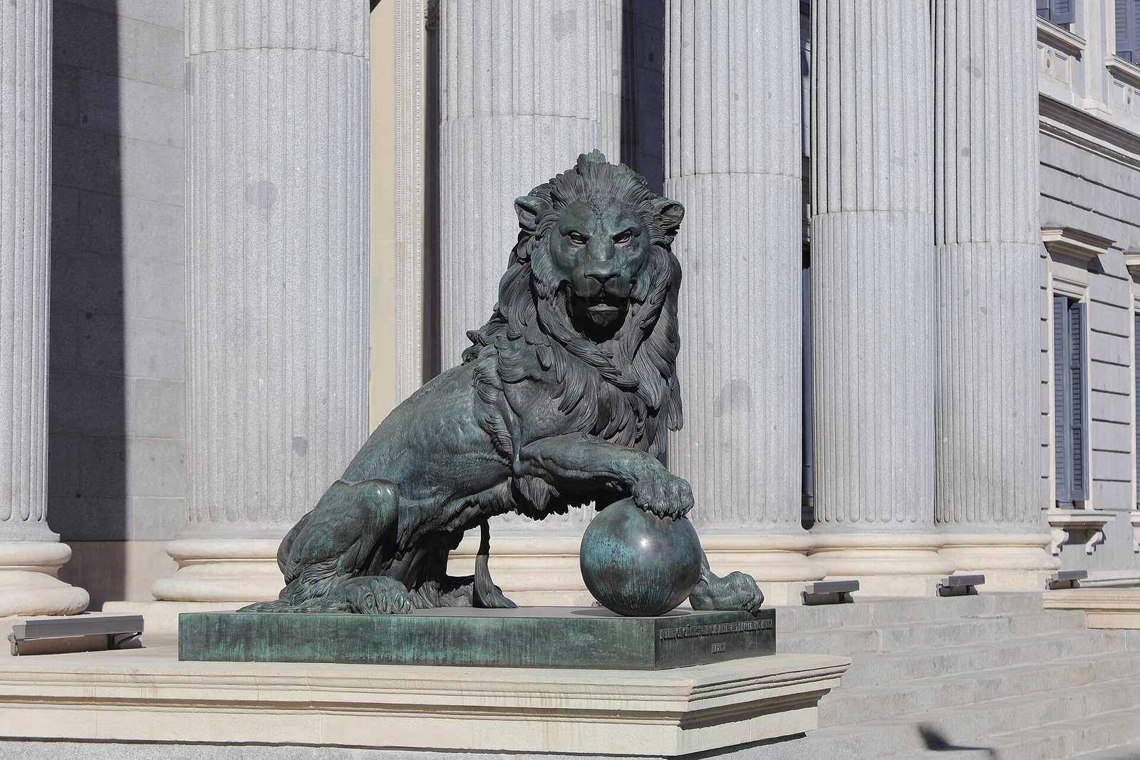 Uno de los leones de bronce de la entrada del Congreso de los Diputados, en Madrid