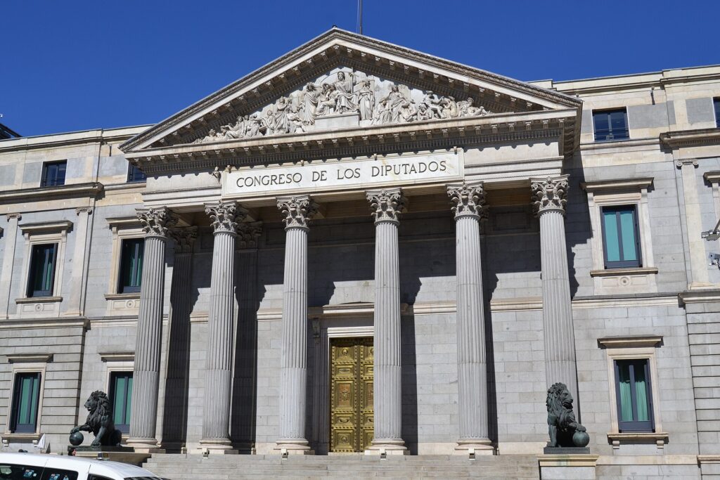 Fachada principal del Congreso de los Diputados, en Madrid, con sus columnas y los dos leones de bronce