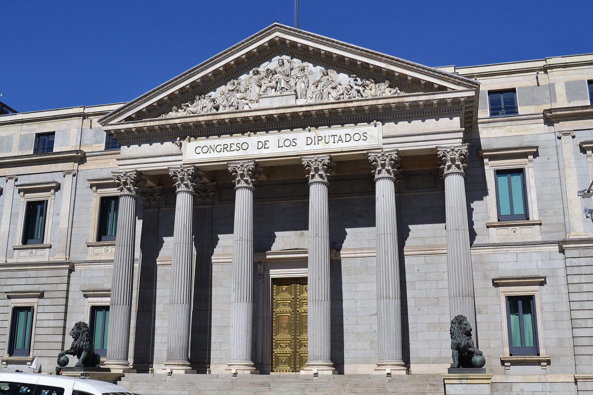 Fachada principal del Congreso de los Diputados, en Madrid, con sus columnas y los dos leones de bronce