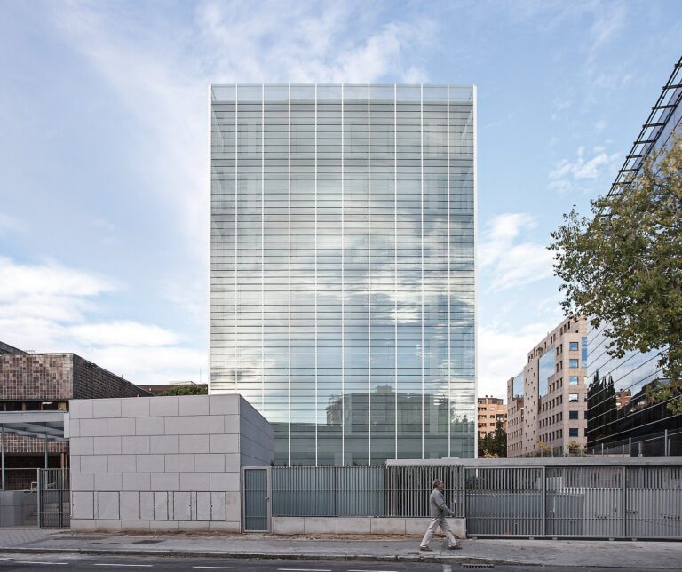 Edificio de oficinas acristalado del Ministerio de Economía y Hacienda, en Madrid