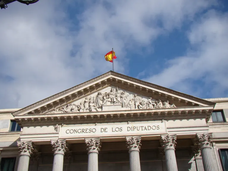 Frontón y columnas de la fachada del Congreso de los Diputados, con la inscripción «Congreso de los Diputados» y la bandera de España arriba