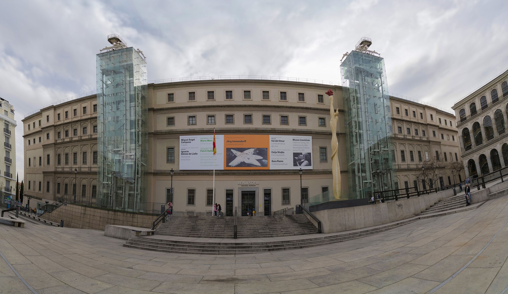 Fachada del edificio Sabatini del Museo Reina Sofía, con sus dos torres de ascensores de cristal y una escalinata delante
