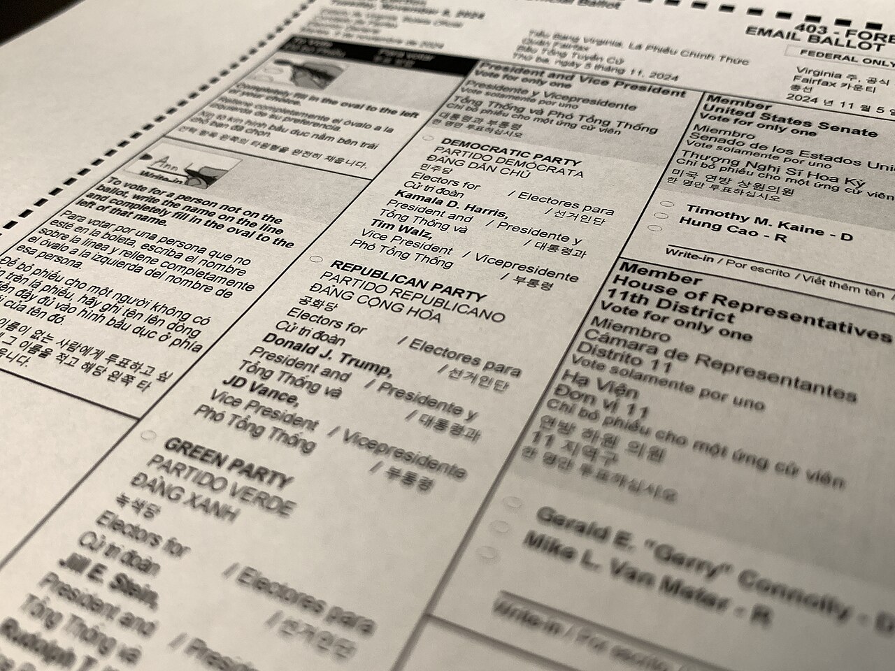 Papeleta electoral impresa en inglés, español, vietnamita y coreano, con las casillas de presidente, Senado y Cámara de Representantes