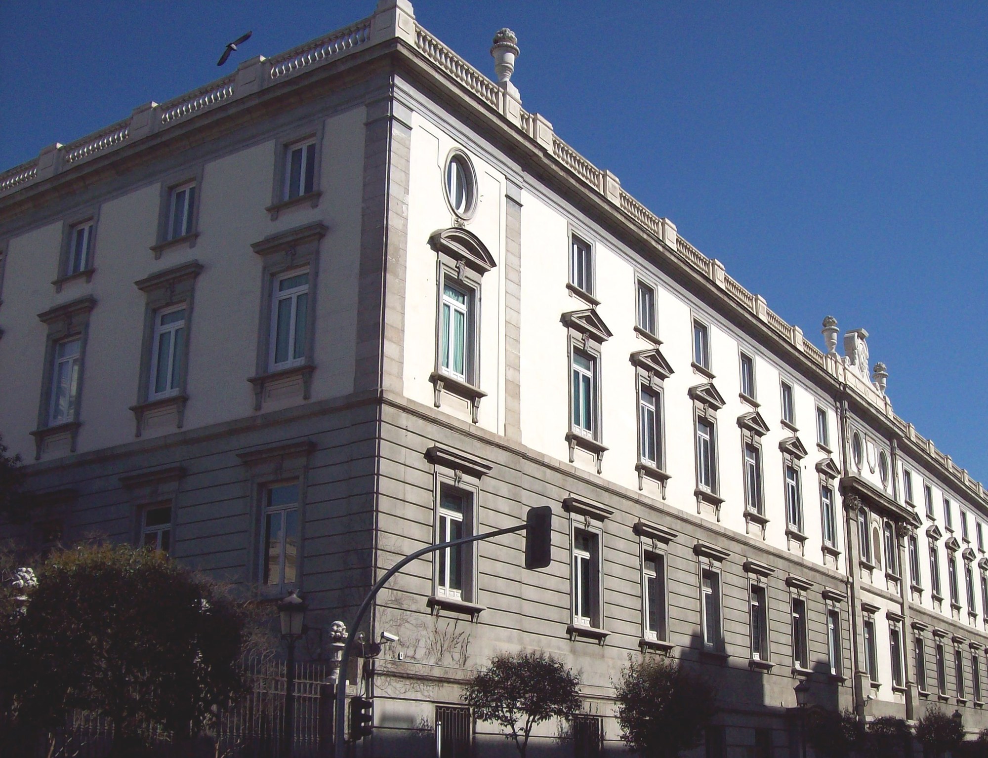 Fachada sur del edificio del Tribunal Supremo en la calle de Bárbara de Braganza, en Madrid, con el cielo azul